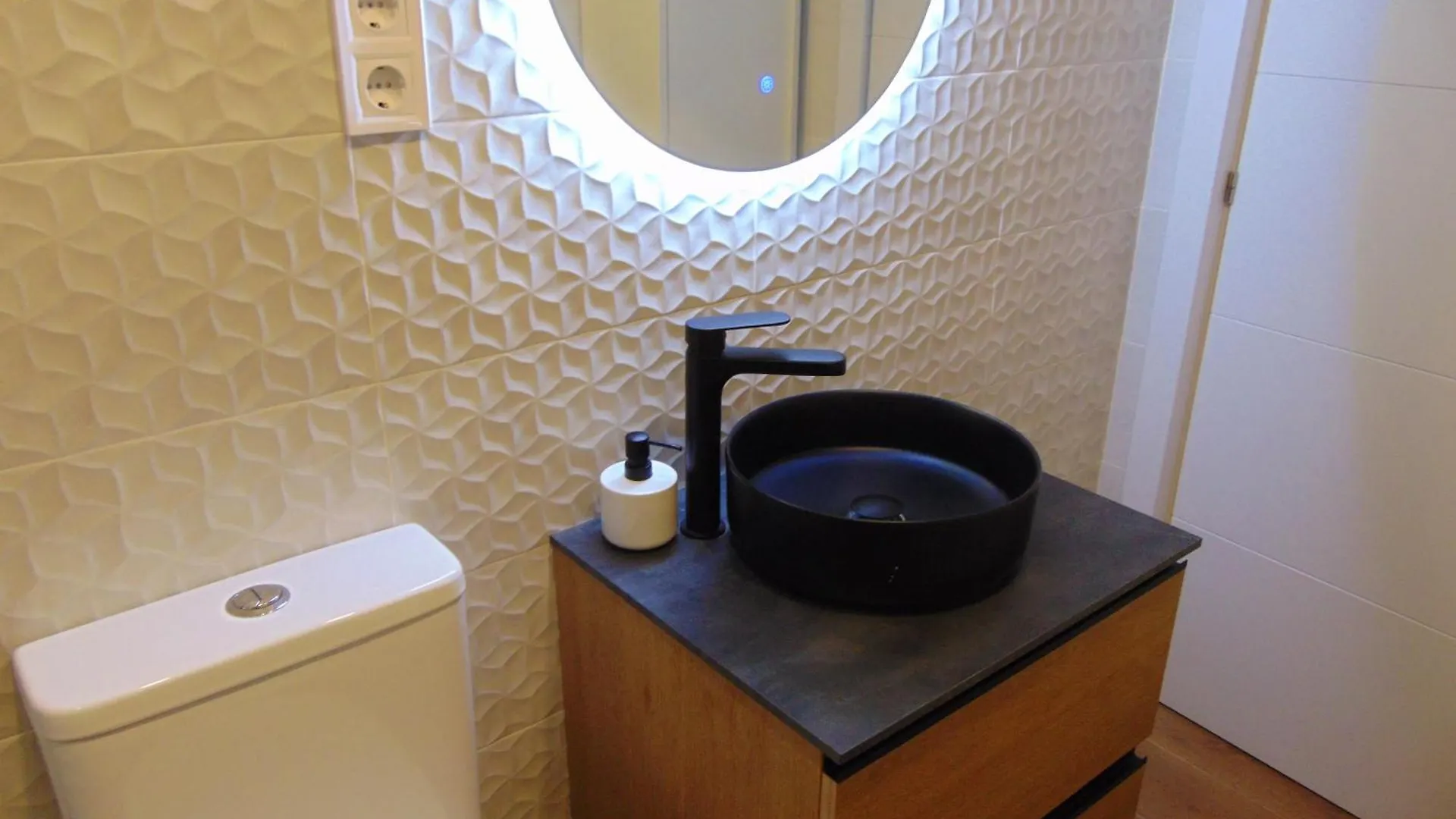 Airport Madrid Plenilunio Suites Beige