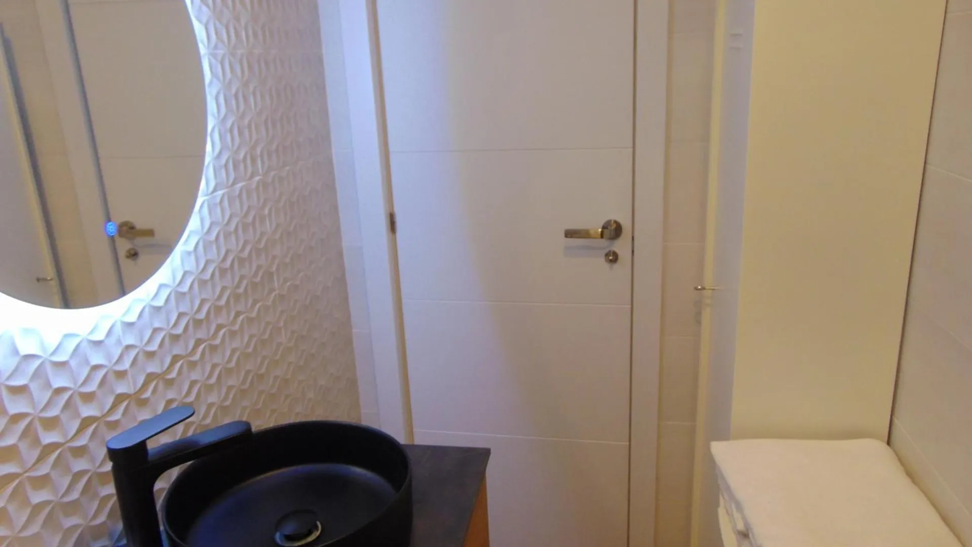 Airport Madrid Plenilunio Suites Beige