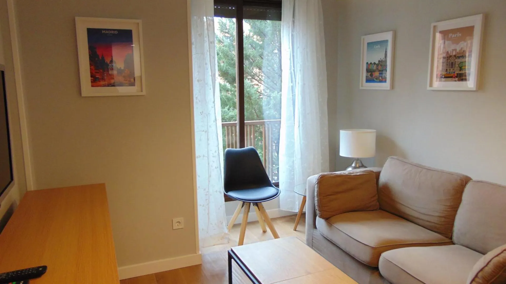 Airport Madrid Plenilunio Suites Beige Apartment